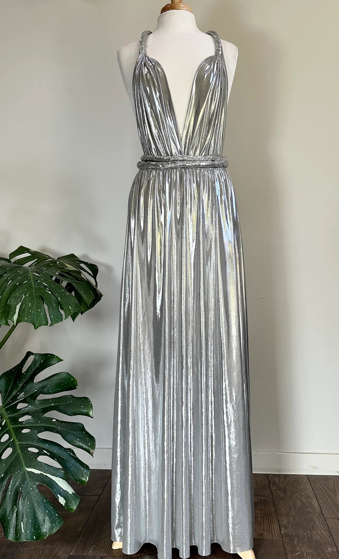 Robe de soirée de bal de fin d'année argentée, coupe trapèze, décolleté en V profond, dos nu, sans manches, style multiple, longueur au sol 