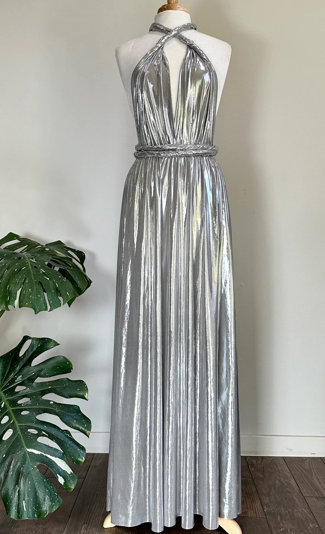 Robe de soirée de bal de fin d'année argentée, coupe trapèze, décolleté en V profond, dos nu, sans manches, style multiple, longueur au sol 