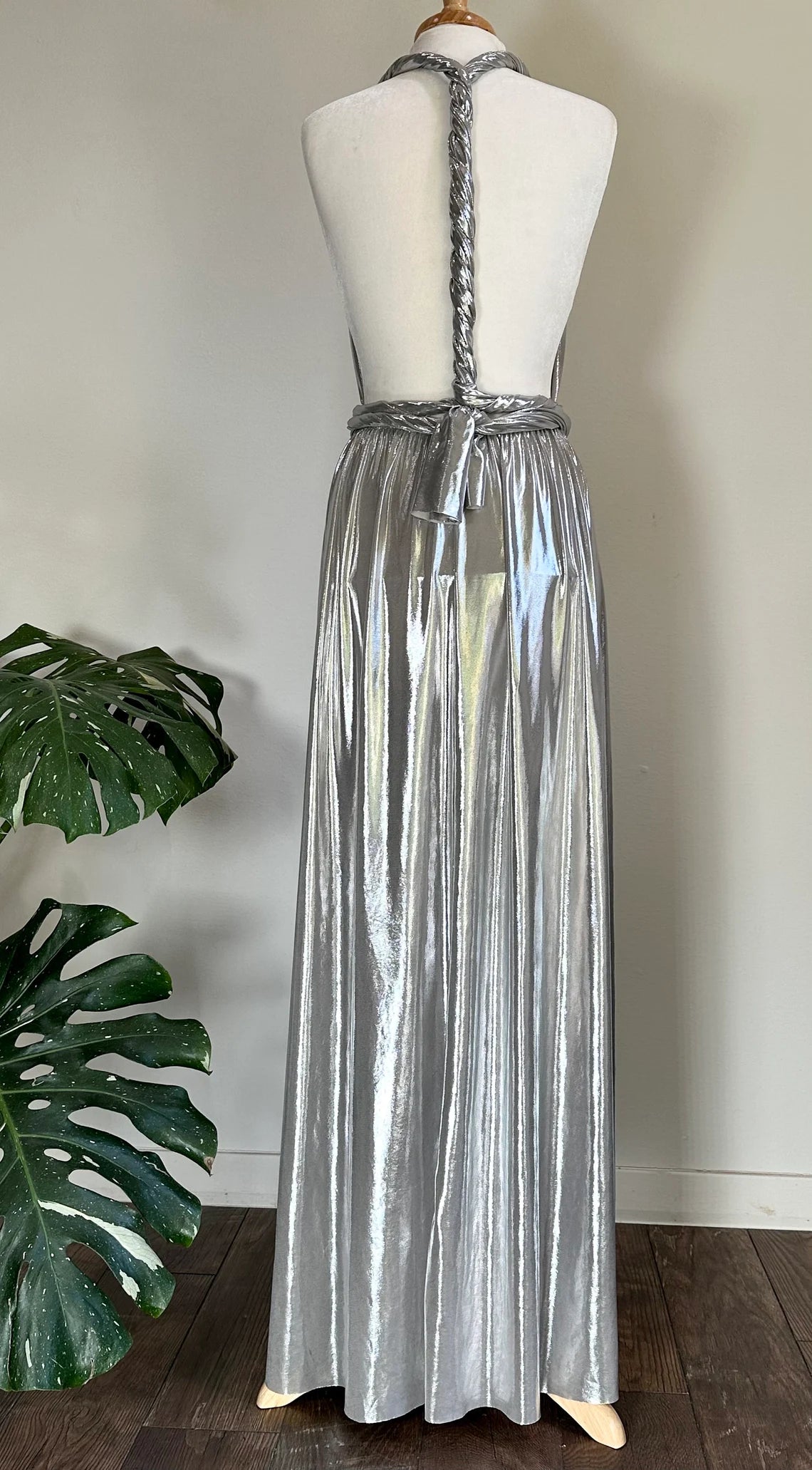 Robe de soirée de bal de fin d'année argentée, coupe trapèze, décolleté en V profond, dos nu, sans manches, style multiple, longueur au sol 