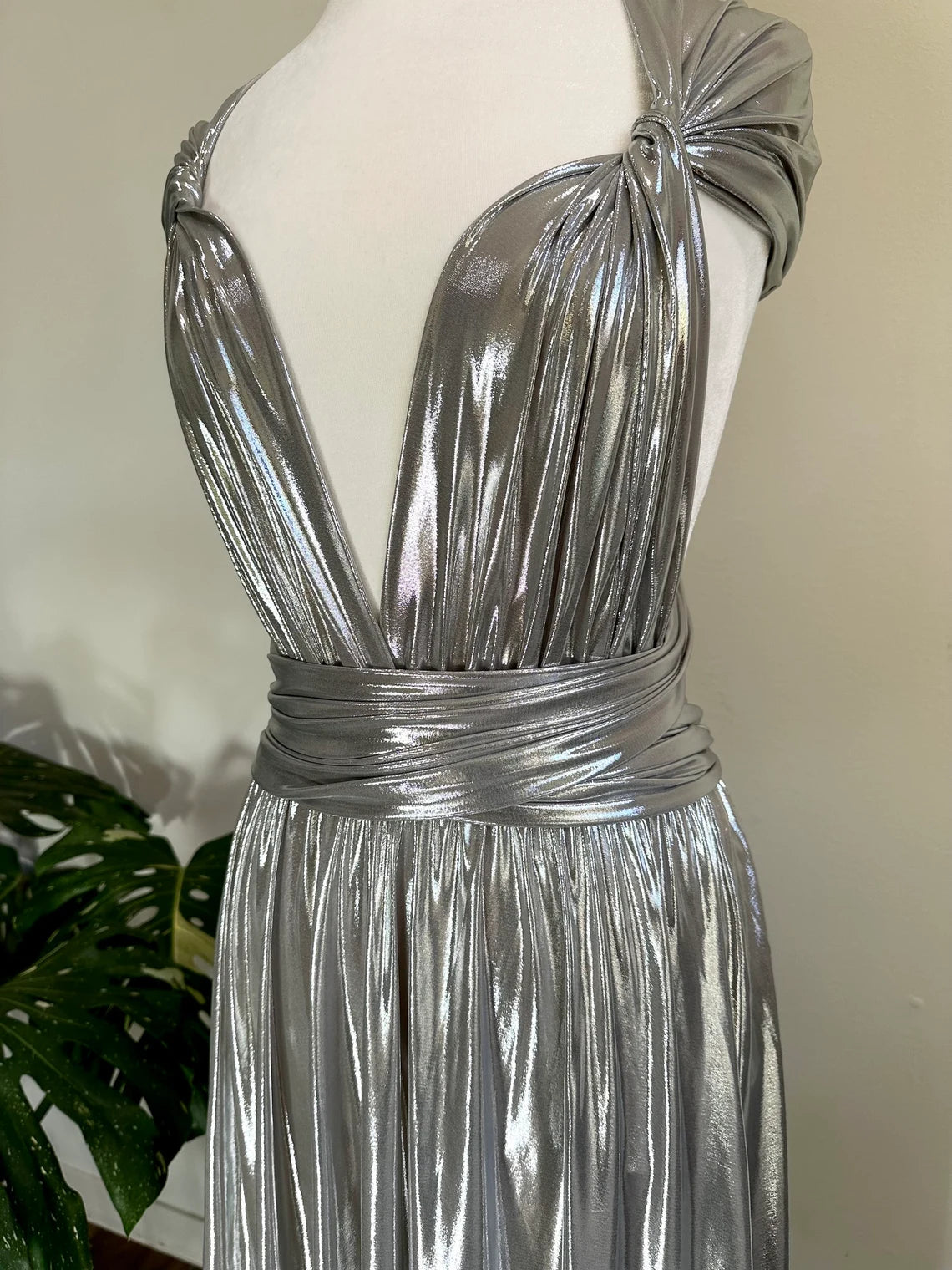 Robe de soirée de bal de fin d'année argentée, coupe trapèze, décolleté en V profond, dos nu, sans manches, style multiple, longueur au sol 