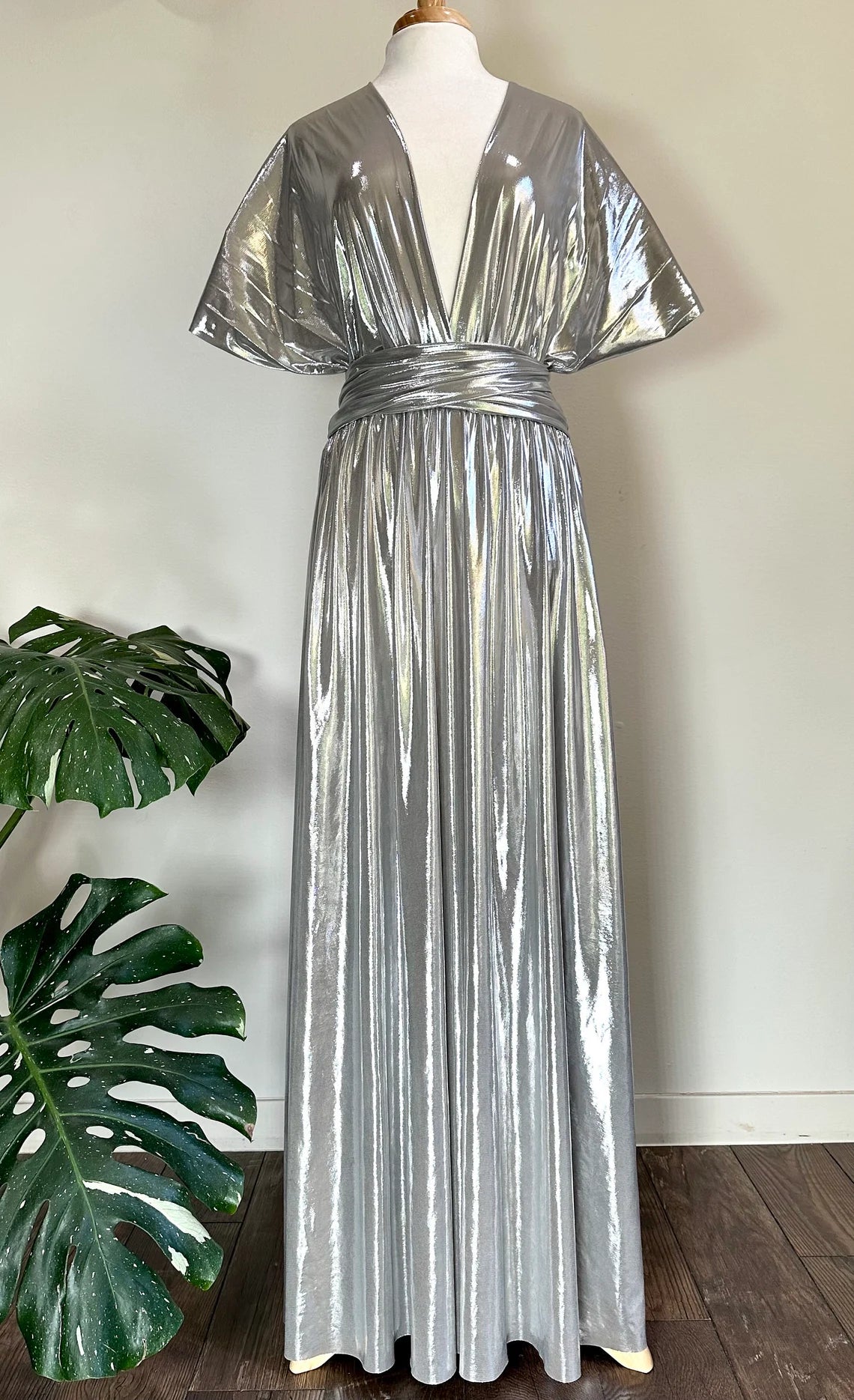 Robe de soirée de bal de fin d'année argentée, coupe trapèze, décolleté en V profond, dos nu, sans manches, style multiple, longueur au sol 