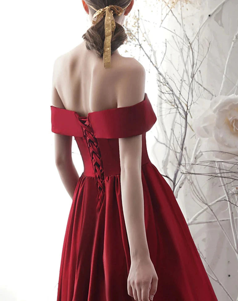 Vestido de fiesta corto de satén con hombros descubiertos y corte A