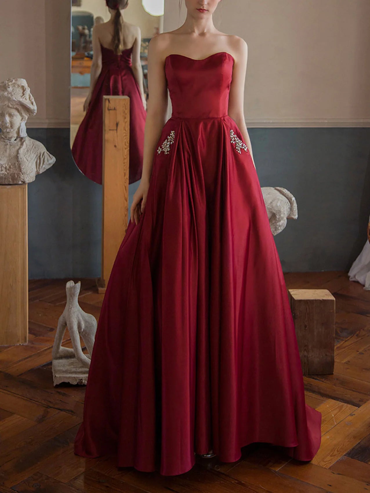 Robe de bal trapèze simple en satin bordeaux, épaules dénudées, sans manches, avec poche 