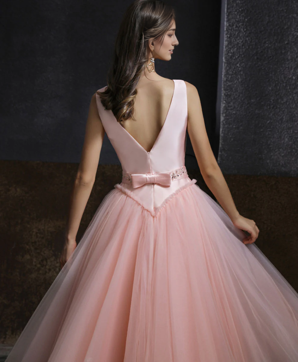 Robe de bal courte en tulle à col rond et dos nu