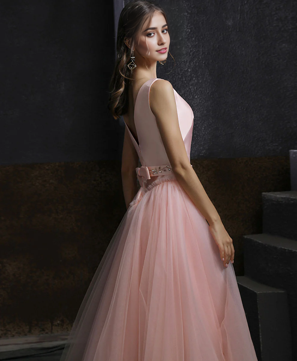Robe de bal courte en tulle à col rond et dos nu