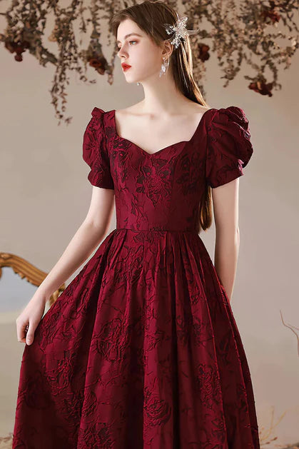 Robe de bal trapèze à fleurs rouge vin et décolleté en cœur