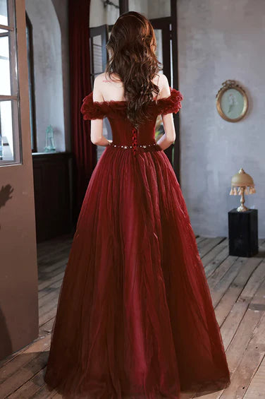 Vestido largo de fiesta de tul con cuentas y hombros descubiertos