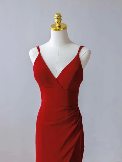 Hermoso vestido de noche largo con tirantes de sirena en color rojo y abertura en la pierna