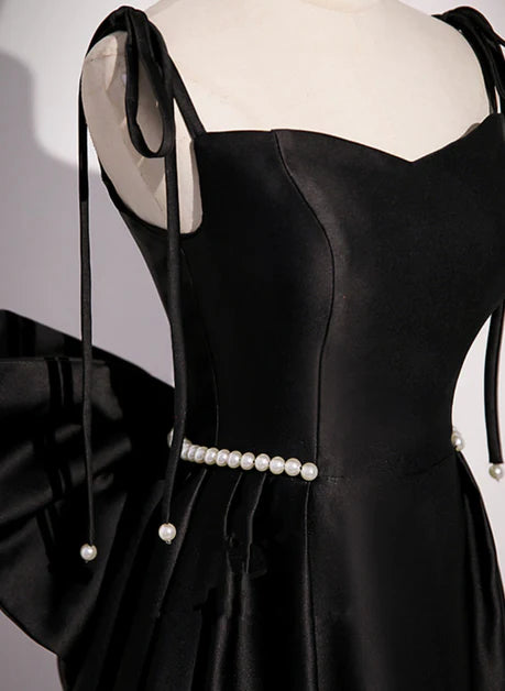 Vestido de fiesta largo de satén negro con escote en forma de corazón y lazo