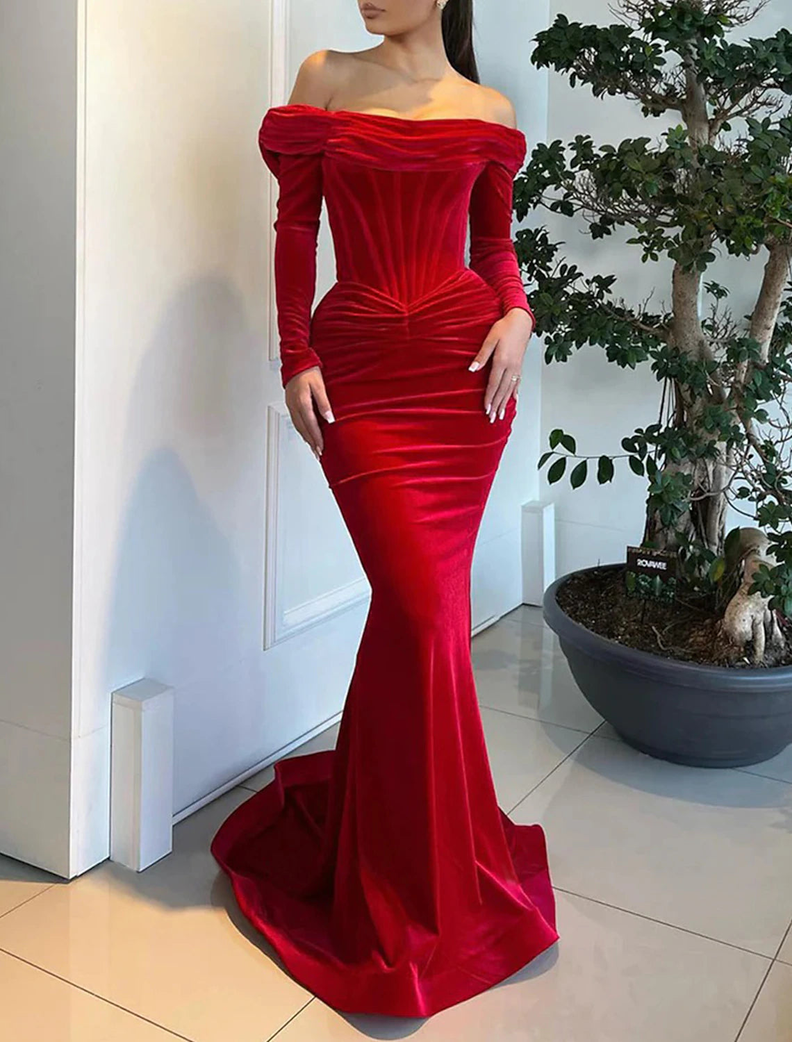 Vestido de noche Weitese de sirena/trompeta con corsé, vestido formal rojo y verde, cola larga con hombros descubiertos de terciopelo con fruncido