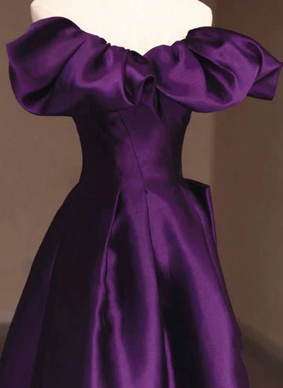 Vestido de noche largo de satén morado con corte en A y hombros descubiertos