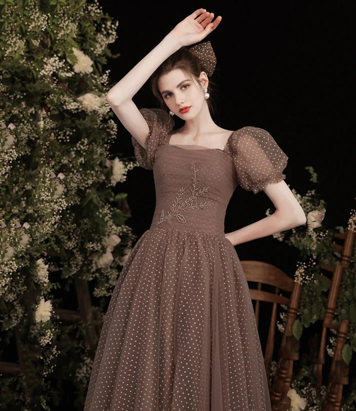 Jolie robe de bal longue en tulle à manches courtes