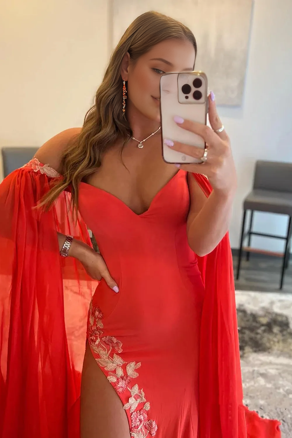 Robe de bal trapèze à épaules dénudées, col en V, manches longues et fente 