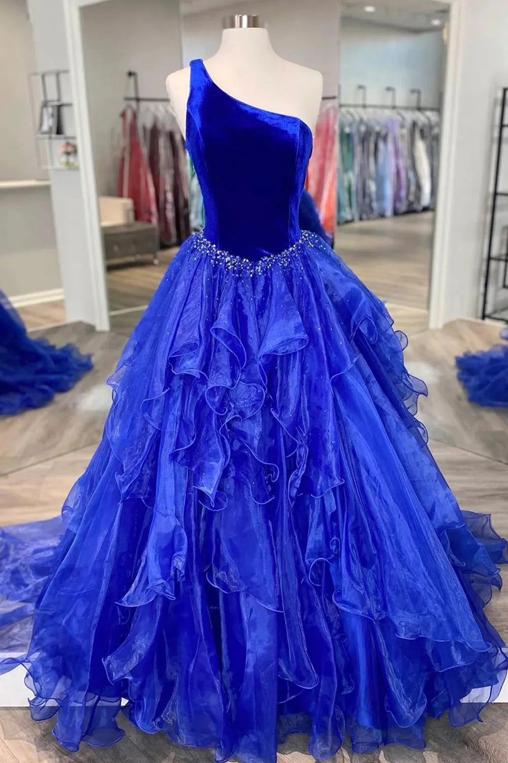 Vestido de fiesta largo azul real de múltiples capas con un solo hombro y cuentas 