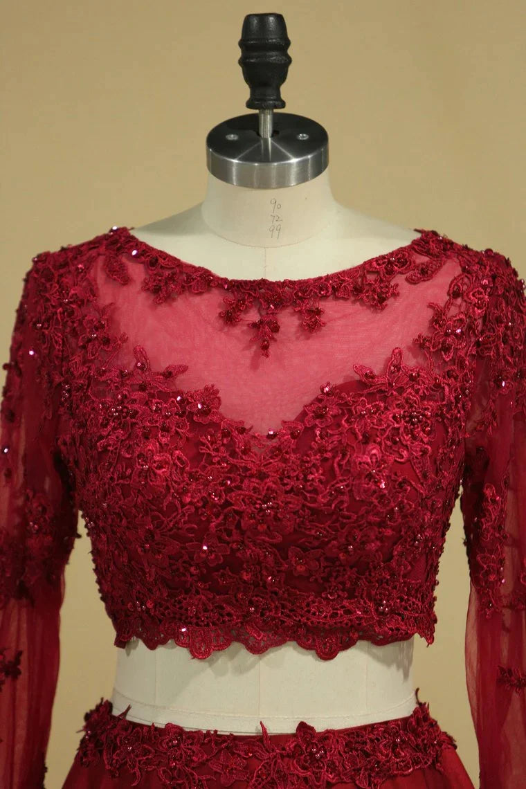 Robe de soirée deux pièces en satin bordeaux à manches longues et appliques en dentelle 