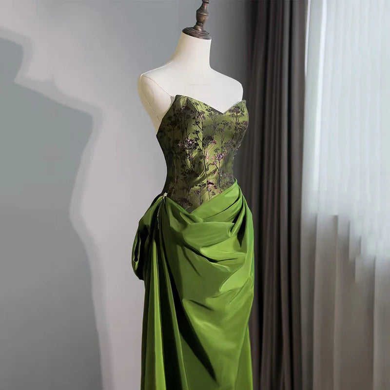 Robe de soirée longue en satin vert sans bretelles pour femme, style rétro, idéal pour un bal de promo ou une soirée. 