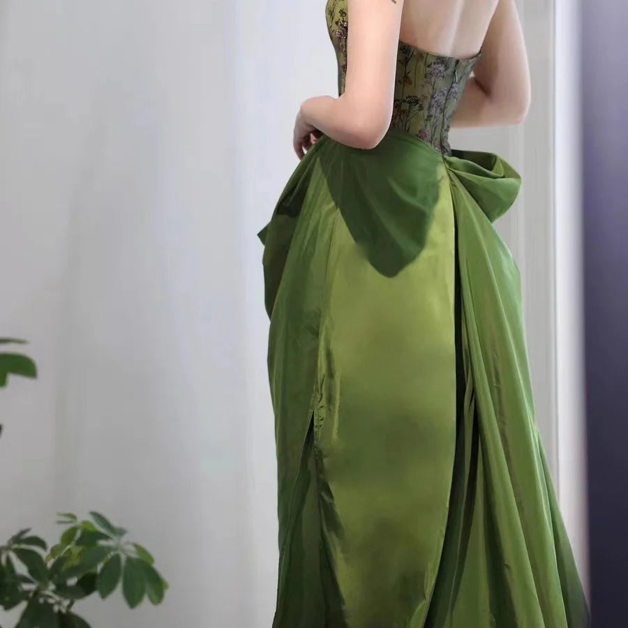Robe de soirée longue en satin vert sans bretelles pour femme, style rétro, idéal pour un bal de promo ou une soirée. 