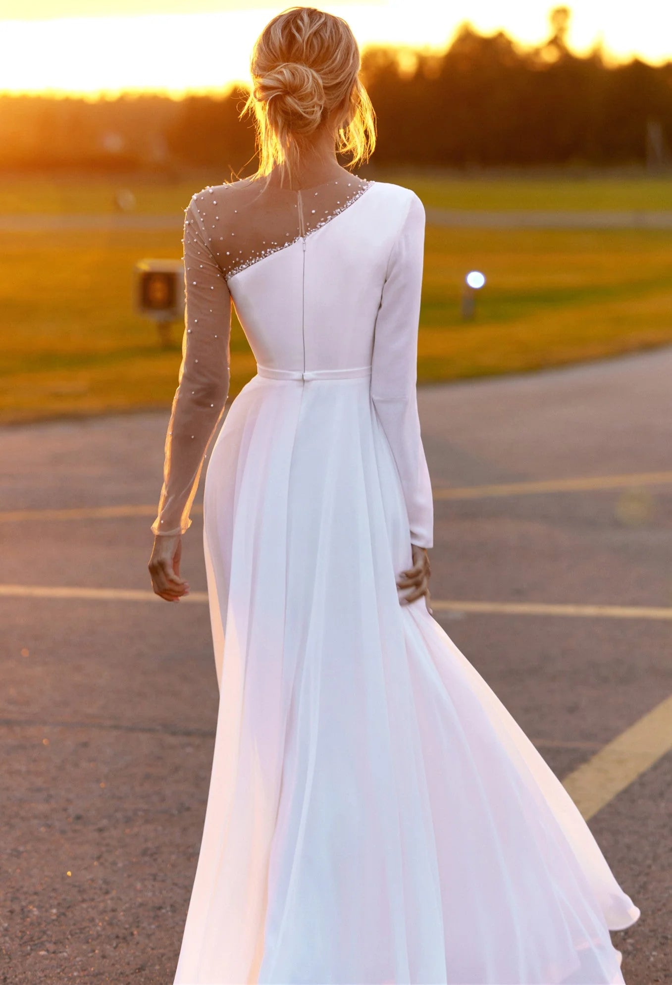 Robe de mariée de plage à manches longues et en mousseline de soie blanche avec fente 