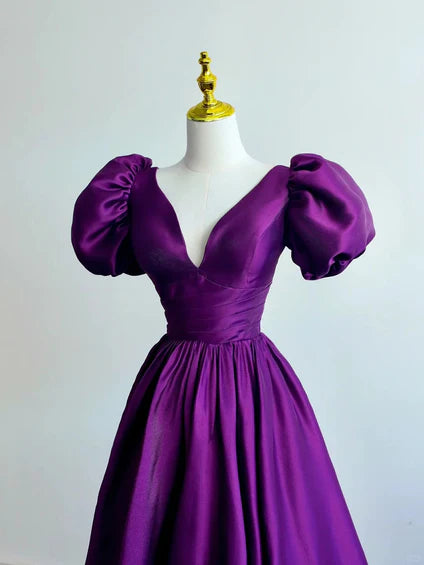 Vestido formal largo de satén morado con mangas cortas y corte en A