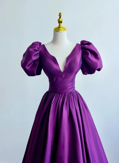 Vestido formal largo de satén morado con mangas cortas y corte en A