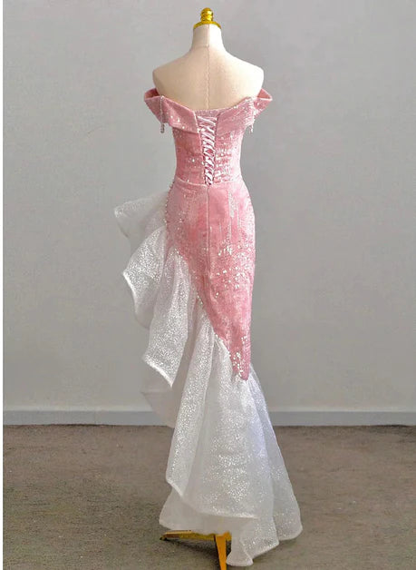 Vestido de fiesta elegante de sirena rosa con hombros descubiertos y corte asimétrico