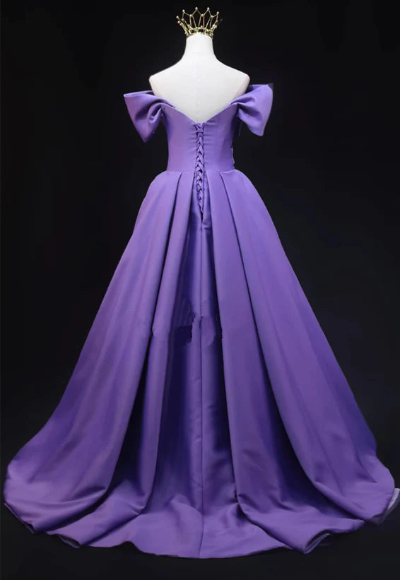 Vestido de fiesta largo de satén morado con corte en A y hombros descubiertos