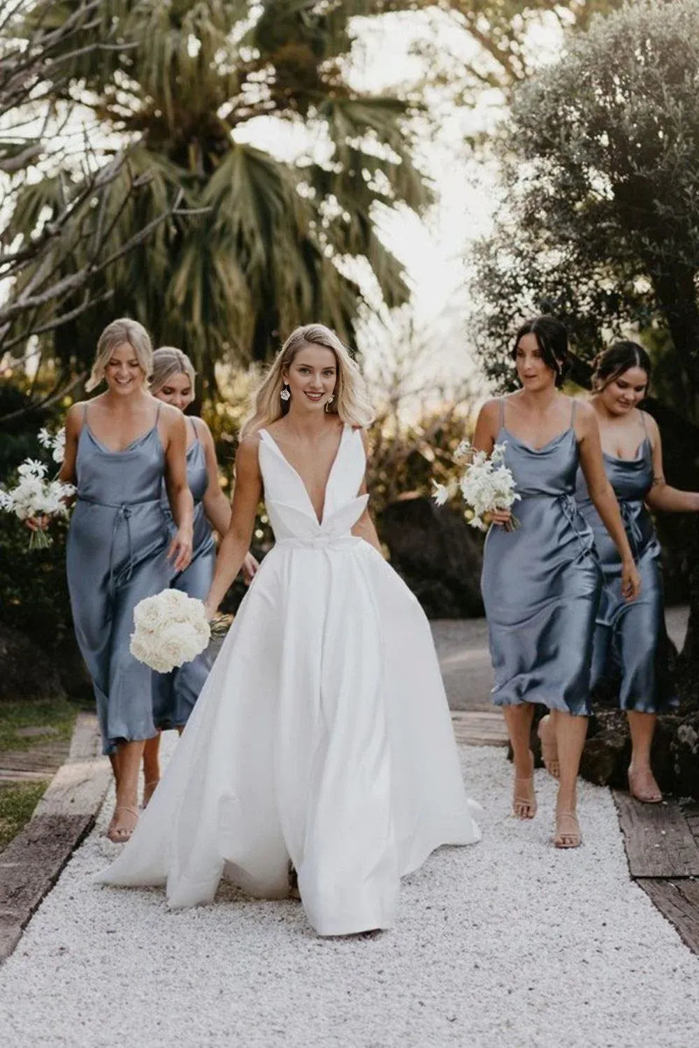 Robe de mariée trapèze à décolleté en V profond et fente avec nœud papillon