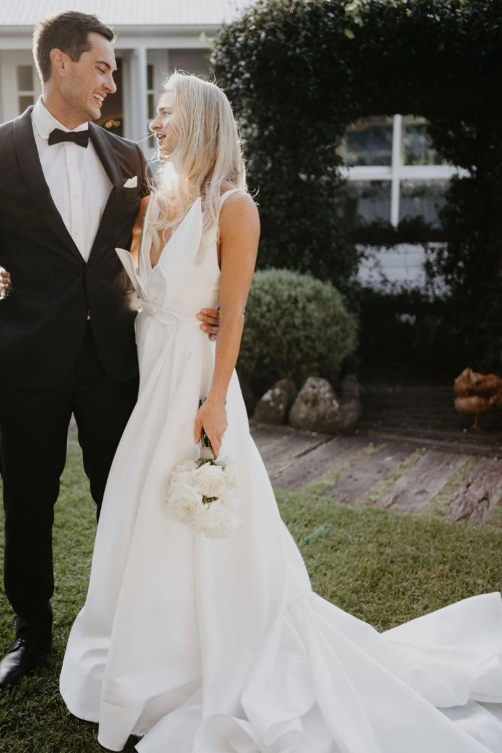 Robe de mariée trapèze à décolleté en V profond et fente avec nœud papillon