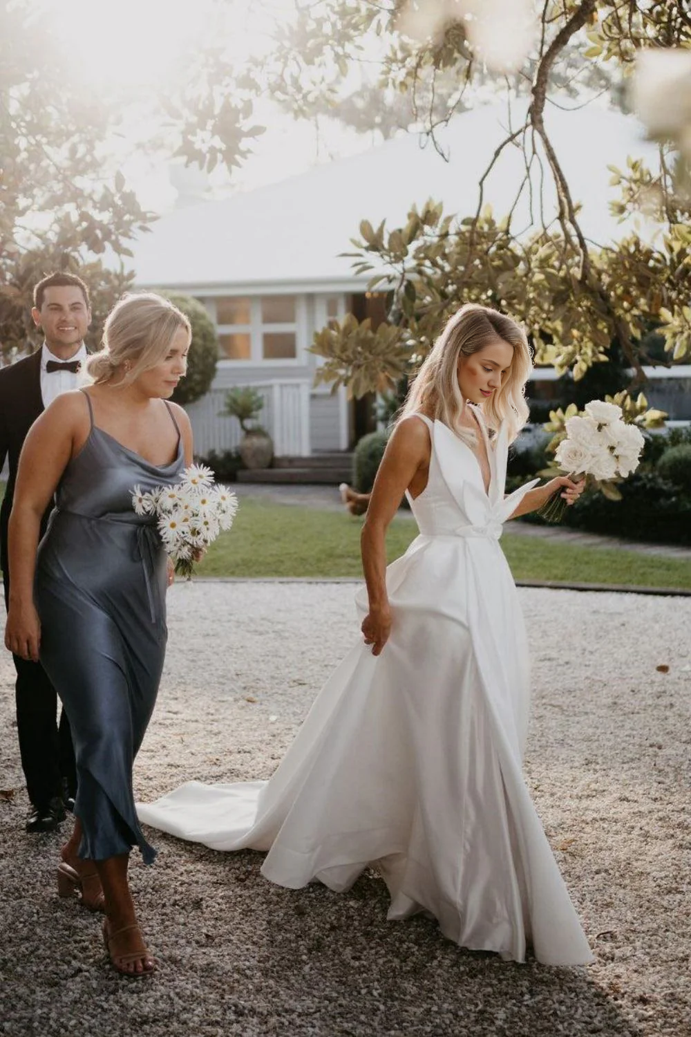 Robe de mariée trapèze à décolleté en V profond et fente avec nœud papillon