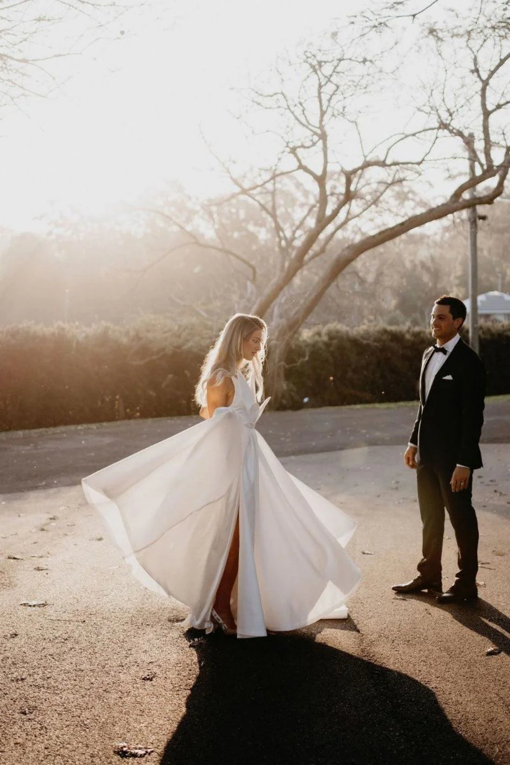 Robe de mariée trapèze à décolleté en V profond et fente avec nœud papillon