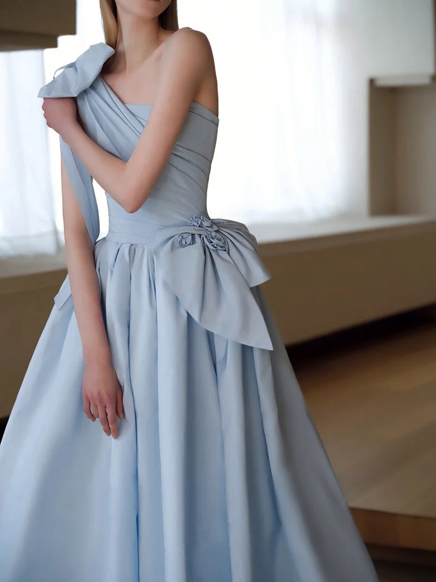 Robe de soirée longue en satin bleu ciel clair, asymétrique, avec nœud 