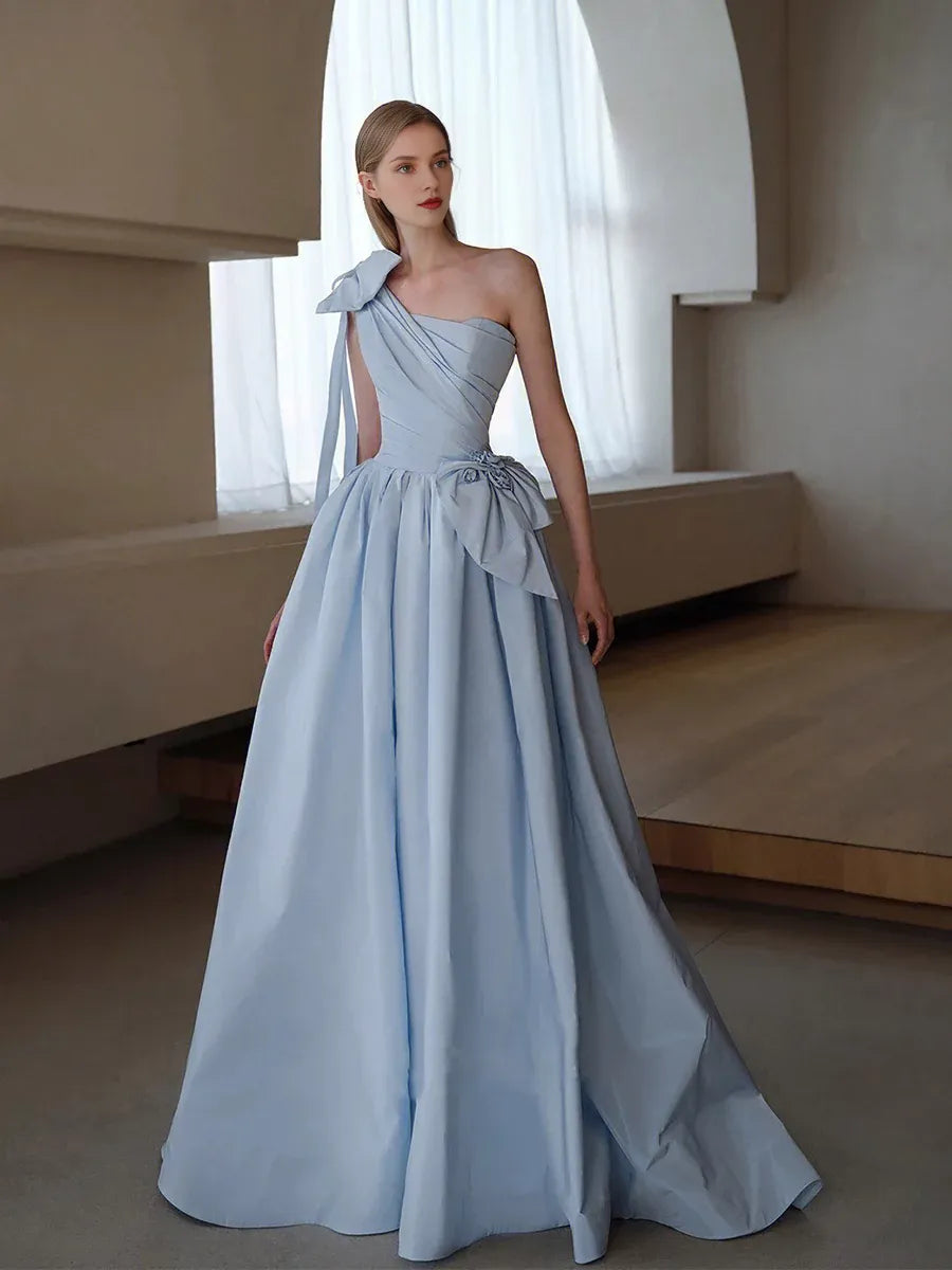 Robe de soirée longue en satin bleu ciel clair, asymétrique, avec nœud 