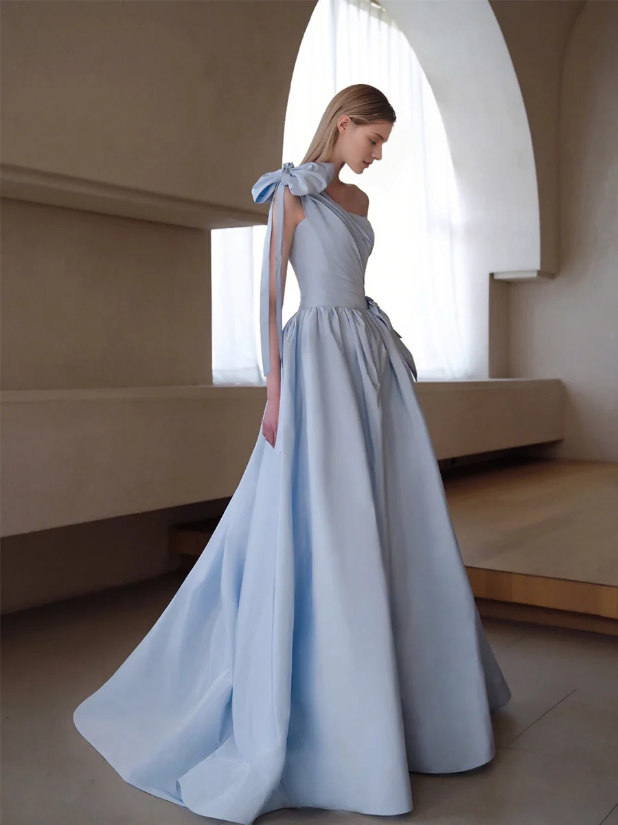 Robe de soirée longue en satin bleu ciel clair, asymétrique, avec nœud 