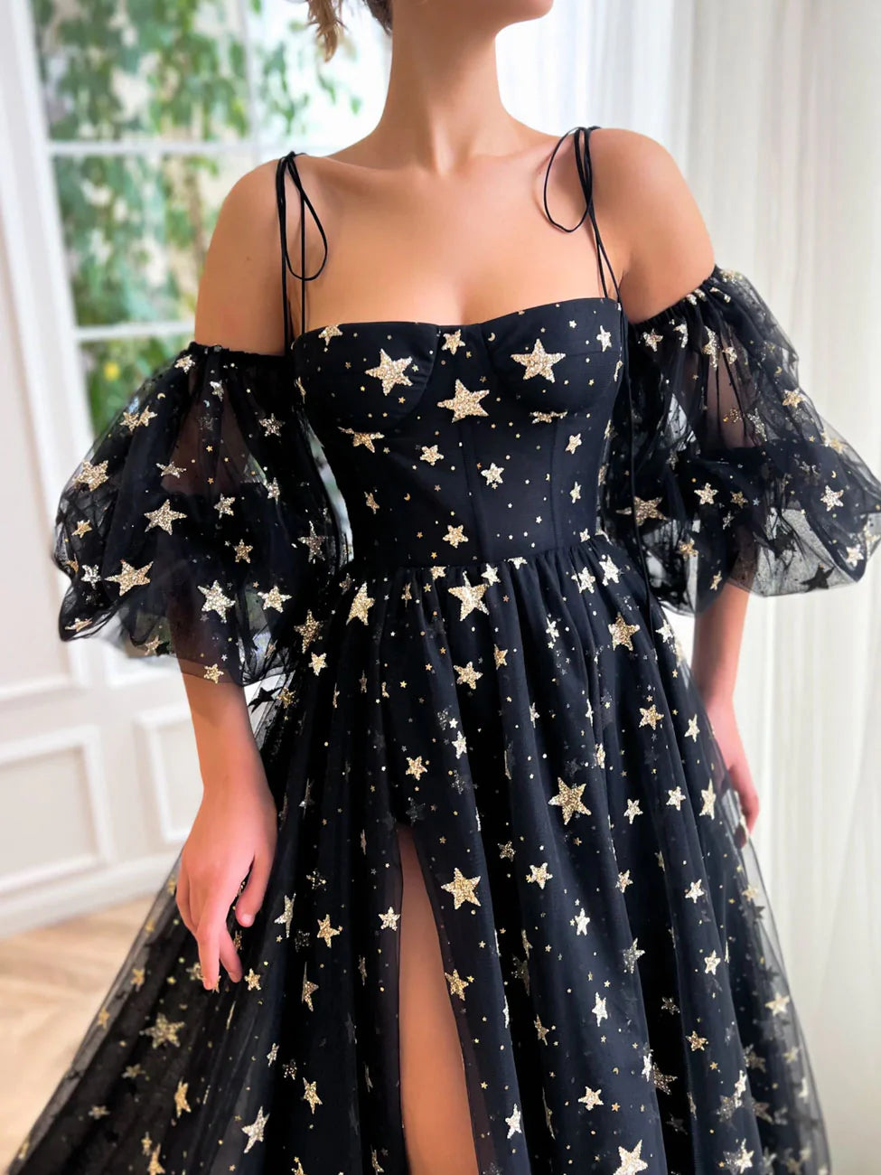 Robe de bal longue en tulle noir à bretelles spaghetti et fente