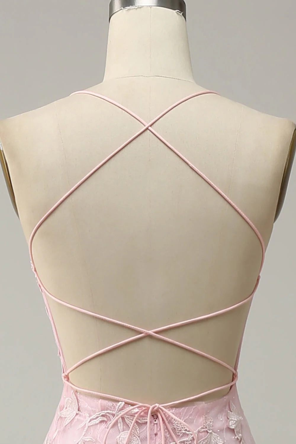 Vestido de fiesta largo de sirena con espalda abierta, tirantes finos y apliques