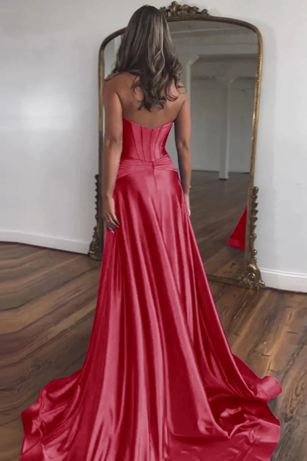 Vestido de fiesta largo de satén con escote en forma de corazón y cremallera en la espalda con abertura