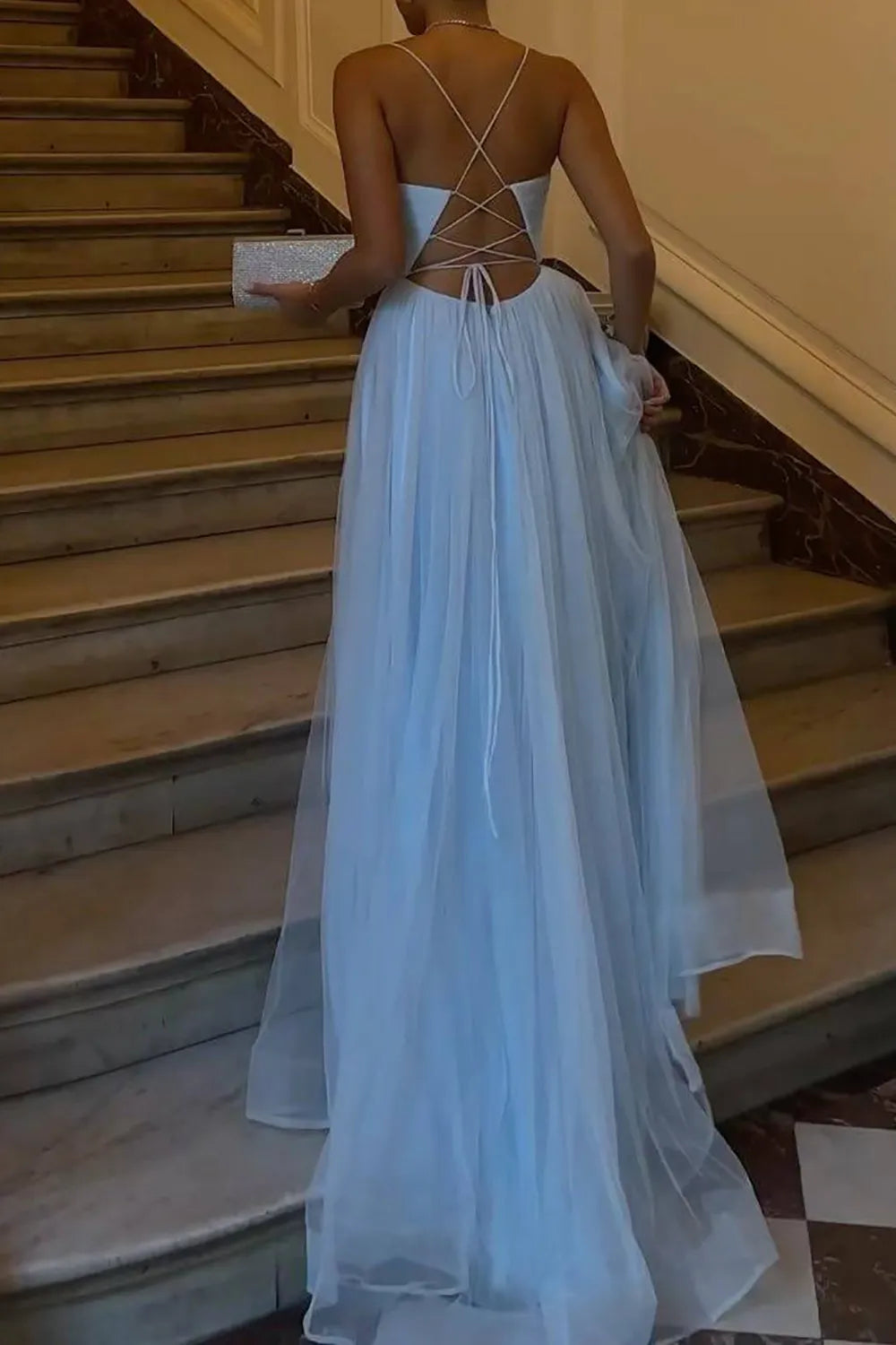 Vestido de fiesta largo azul cielo con tirantes finos, elegante, sin espalda y corte A con abertura frontal