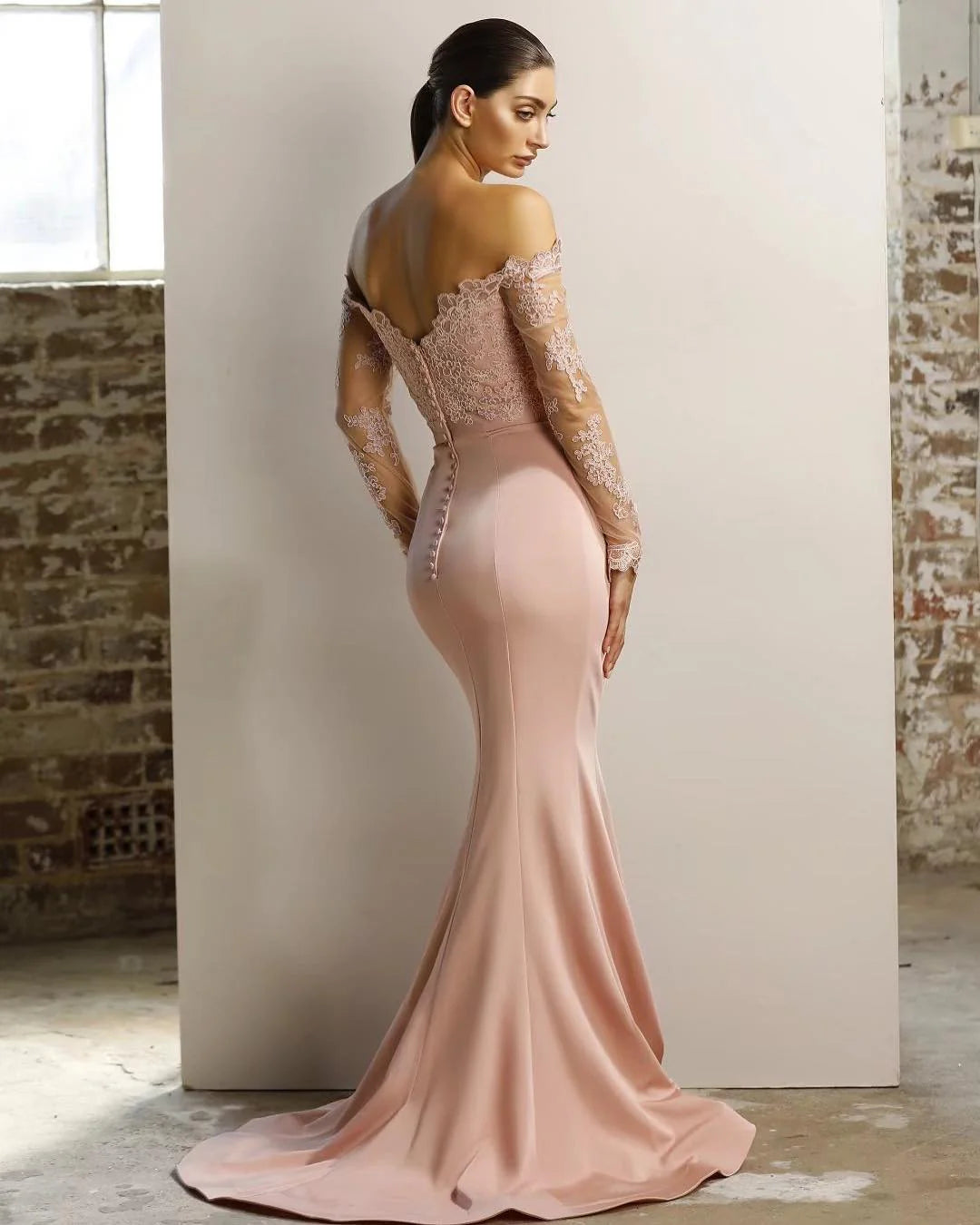 Robe de demoiselle d'honneur dos nu, manches longues, en dentelle, épaules dénudées, avec fente