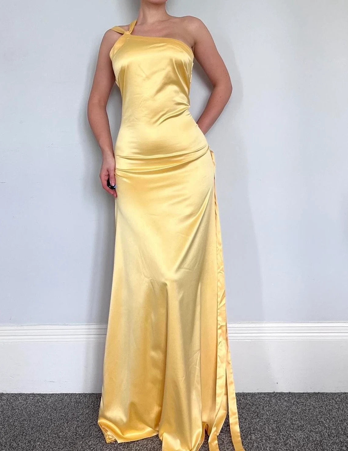 Vestido de dama de honor amarillo sin espalda, corte sirena, sencillo, largo hasta el suelo, sin mangas 