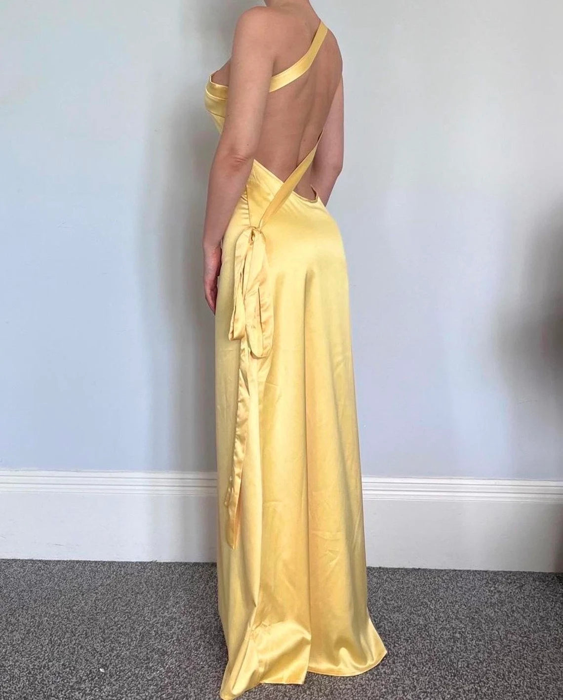 Vestido de dama de honor amarillo sin espalda, corte sirena, sencillo, largo hasta el suelo, sin mangas 