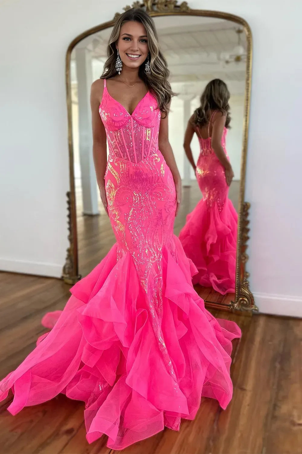 Impresionante vestido de fiesta largo de sirena con tirantes finos, espalda descubierta y purpurina con volantes
