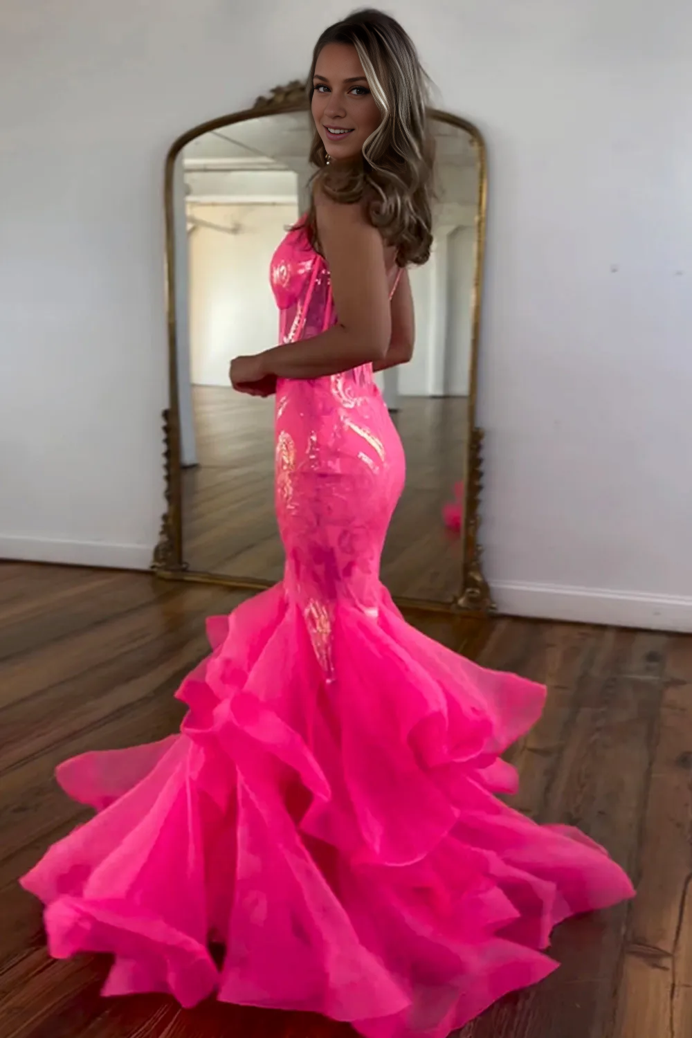 Impresionante vestido de fiesta largo de sirena con tirantes finos, espalda descubierta y purpurina con volantes