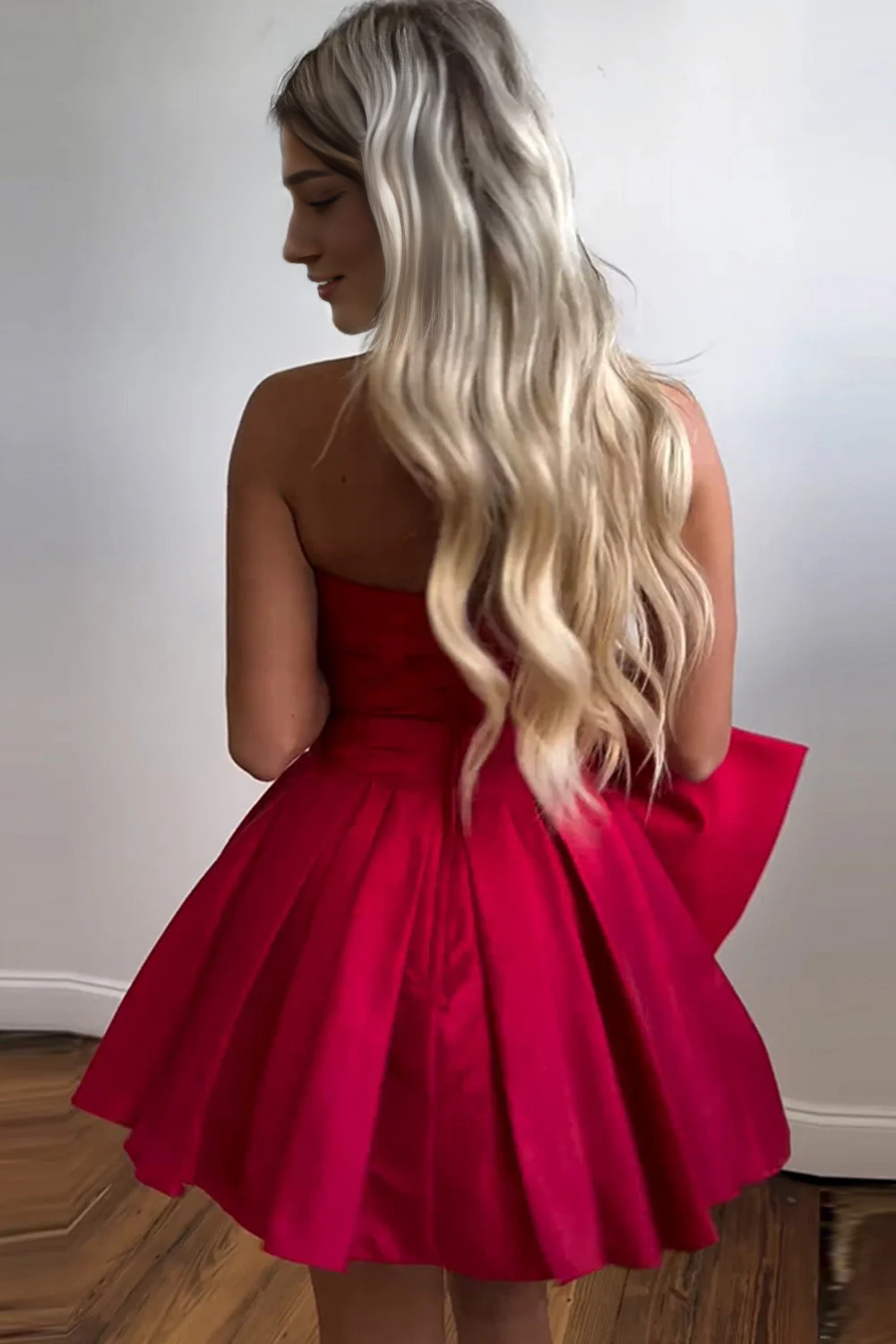 Robe de soirée courte en satin, dos nu, coupe trapèze, sans bretelles, avec nœud papillon 