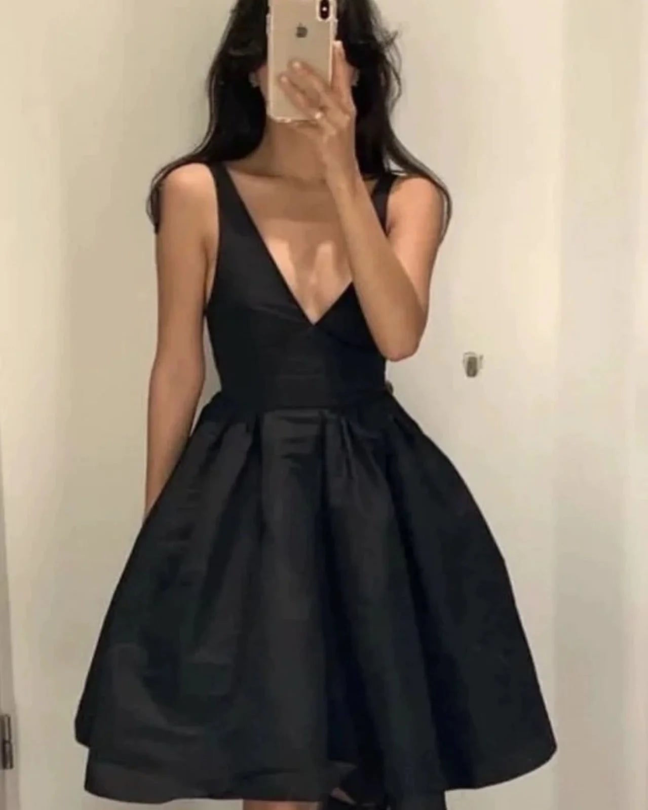 Robe de soirée courte en satin noir à décolleté en V profond et dos nu