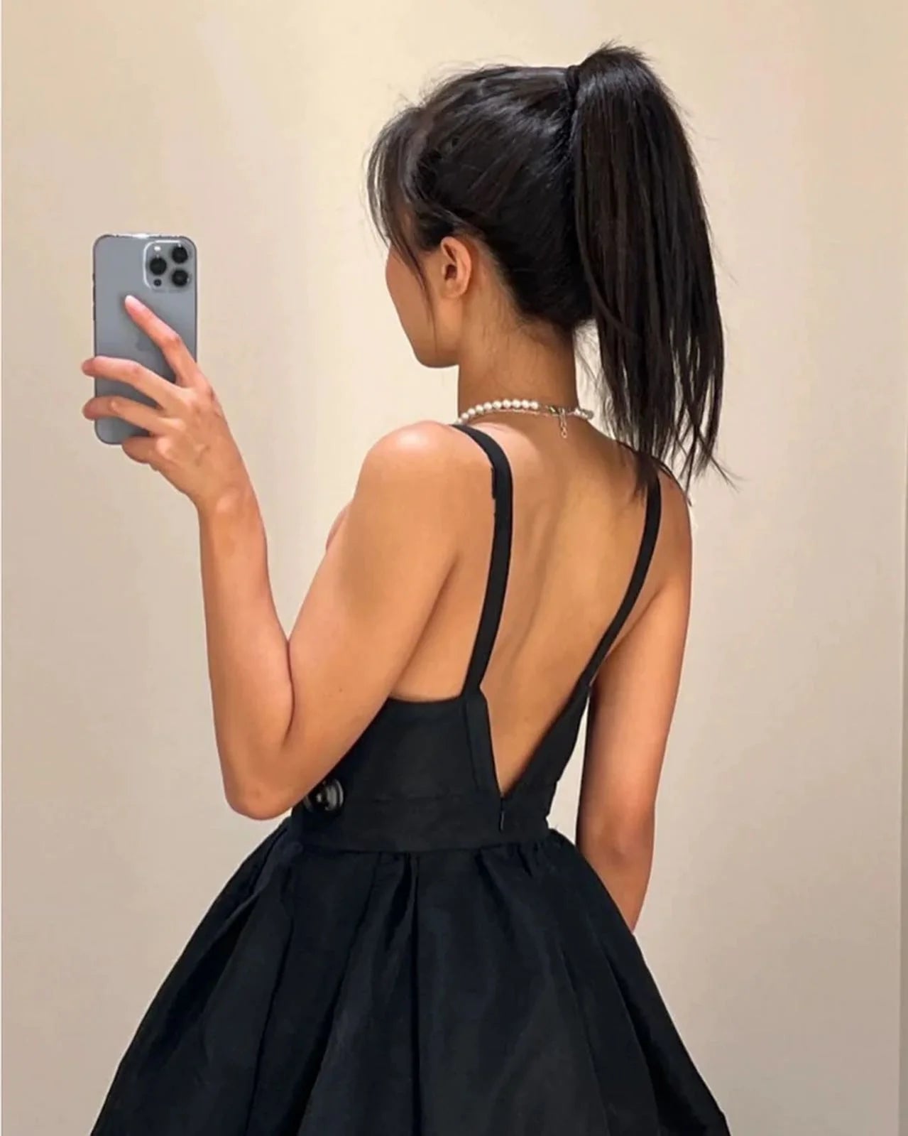 Robe de soirée courte en satin noir à décolleté en V profond et dos nu