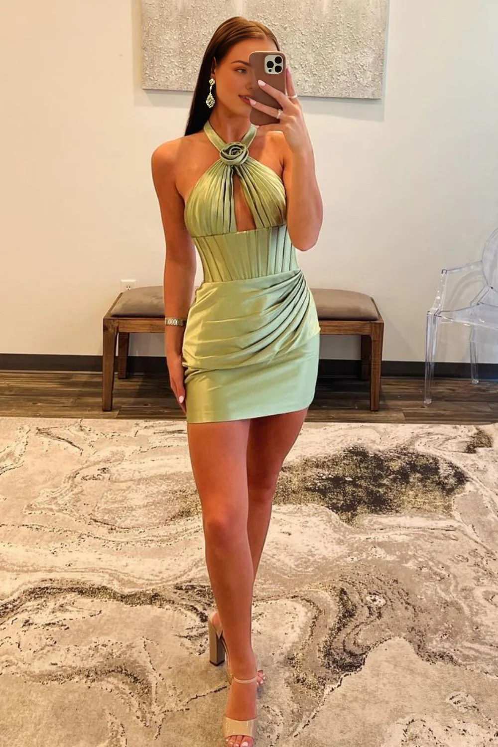 Robe de soirée courte en satin à dos nu et col licou