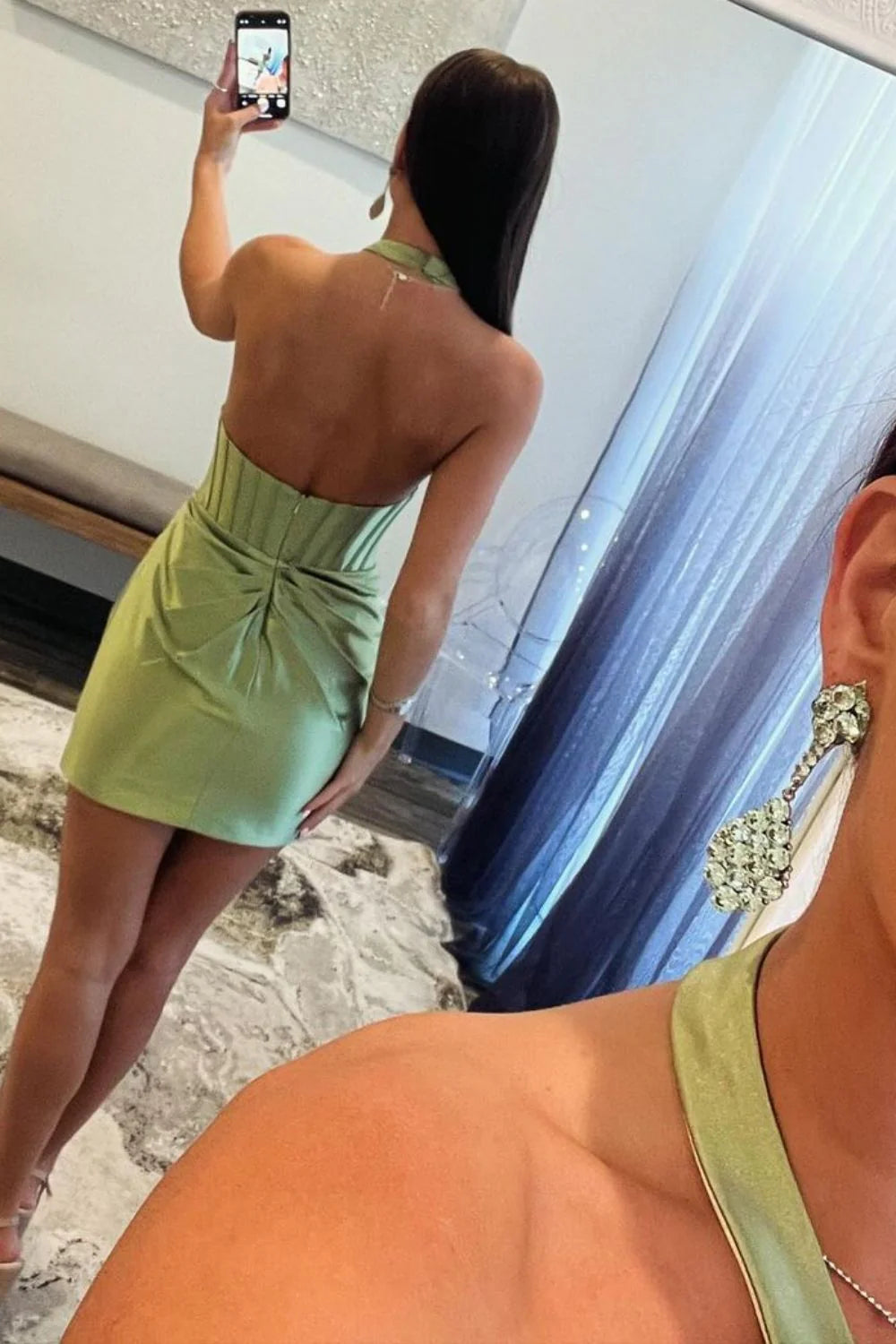 Robe de soirée courte en satin à dos nu et col licou