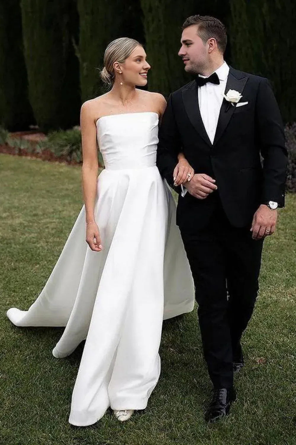 Robe de mariée longue simple, dos nu, coupe trapèze, sans bretelles, avec traîne