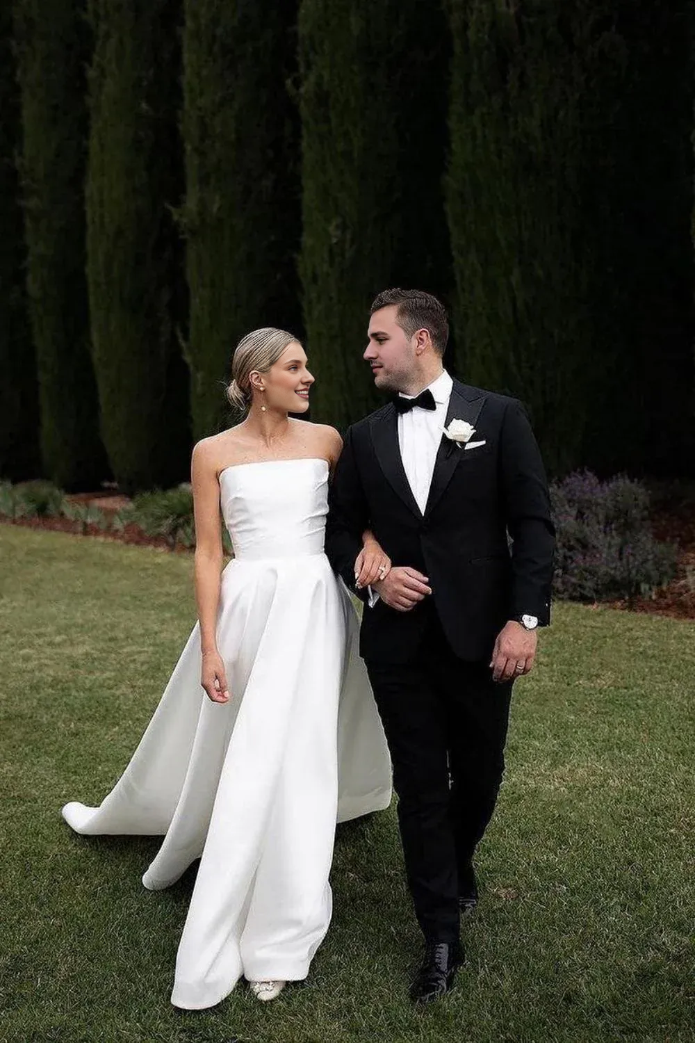 Robe de mariée longue simple, dos nu, coupe trapèze, sans bretelles, avec traîne