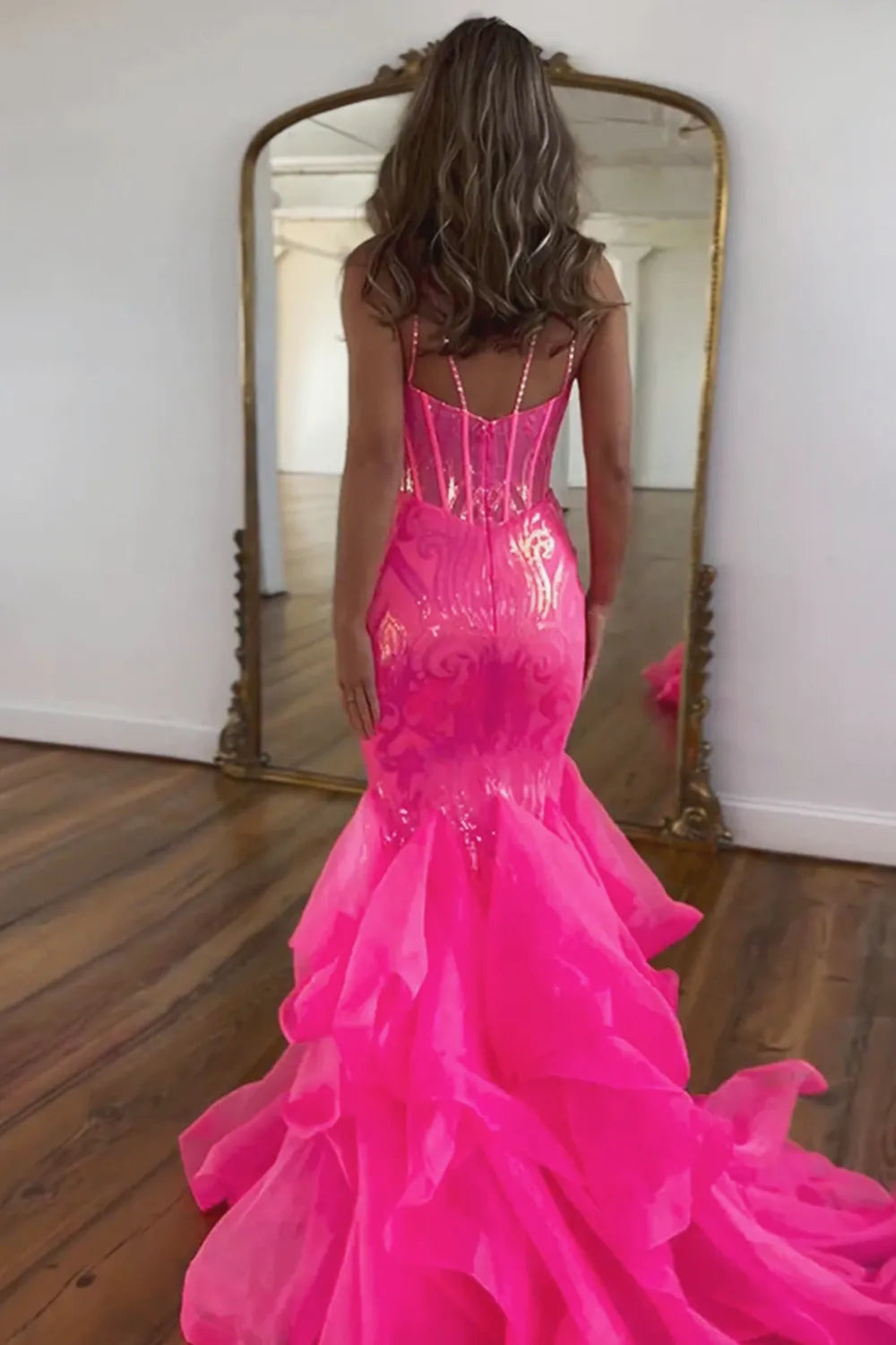 Impresionante vestido de fiesta largo de sirena con tirantes finos, espalda descubierta y purpurina con volantes